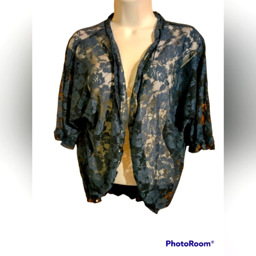 Elesol cropped lace shrug.  NWT.  Size XXL.